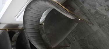 Собрано кресло: закреплены ножки, установлено сиденье, прикреплена спинка. Все элементы соединены, проверена устойчивость, обеспечена надежность конструкции.