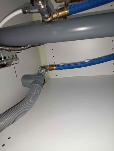 Проведены работы: устранение течи, замена поврежденных труб, герметизация соединений, проверка на утечки, восстановление нормального функционирования системы водоснабжения.