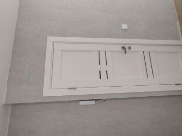 Установлен новый порожек между комнатами. Аккуратно выполнены замеры, произведен монтаж, обеспечена надежная фиксация. Завершена отделка, гармонирующая с интерьером.