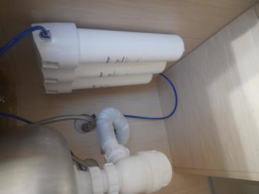 Установка проточного фильтра под мойку