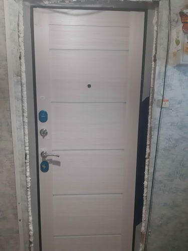 Установлена новая дверь с усиленной коробкой, обеспечивающая защиту от огня. Проведены работы по герметизации швов и монтажу надежных замков. Обеспечена безопасность и долговечность конструкции.