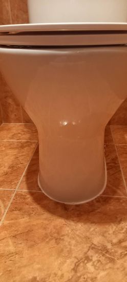 Установлено новое сантехническое оборудование, подключено к водопроводу, герметично закреплено на плитке. Все соединения проверены на отсутствие протечек, обеспечена надежная эксплуатация.