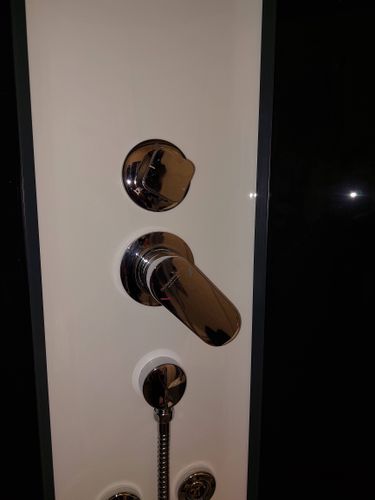 Установлена современная душевая кабина с новыми смесителями и панелями. Обновлены сантехнические коммуникации, обеспечена герметичность, улучшена функциональность и эстетика помещения.