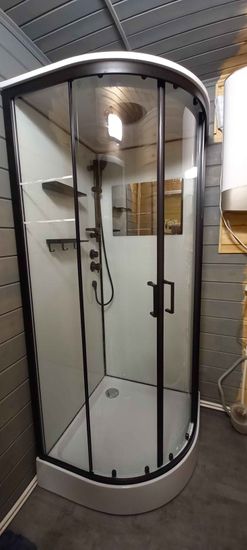 Установлена современная душевая кабина с прозрачными дверцами, оборудована лейкой и полками, заменены старые коммуникации, обновлены стены, добавлено освещение для комфорта.