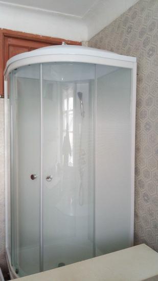Установлена современная душевая конструкция с прозрачными стенками, заменены коммуникации, обеспечен доступ к водоснабжению, выполнена герметизация швов, обновлено покрытие стен.