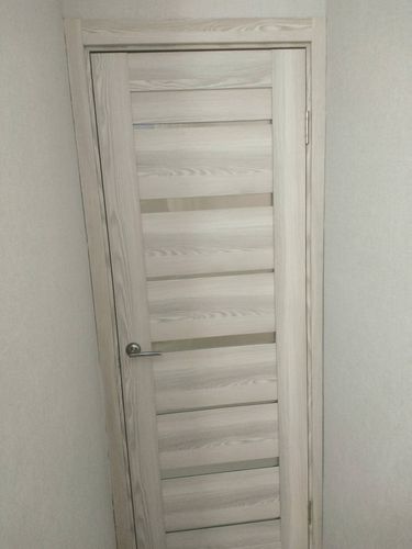 Установлена новая деревянная створка, закреплена коробка, врезаны петли, прикреплена ручка, отрегулированы зазоры, проверена плавность открывания, завершена отделка наличниками.