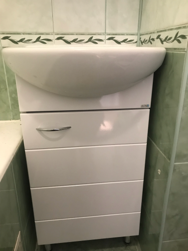 Установлена раковина на тумбу, подключены водопровод и слив, герметизация швов обеспечила надежность, проверена функциональность системы, завершена отделка плиткой.