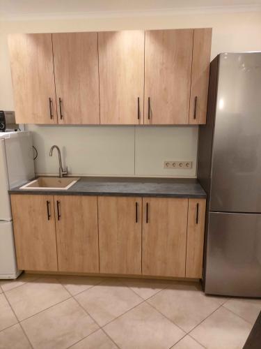 Установлены шкафы, закреплены фасады, смонтирована столешница, подключена мойка. Все элементы собраны и выровнены, обеспечена функциональность и эстетика кухонного пространства.