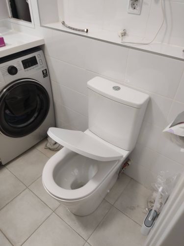 Установлен новый напольный унитаз, подключены коммуникации, проверена герметичность соединений, отрегулирована крышка, проведена чистка поверхности, устранены протечки, обновлены крепления.