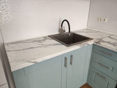 Установка столешницы ДСП Установка и подключение электрической варочной поверхности Установка и подключение врезной мойки