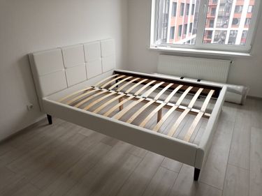 Установлены ножки, закреплено изголовье, собран каркас, уложены ламели, проверена устойчивость, выровнено основание, обеспечена надежность конструкции, завершена сборка.