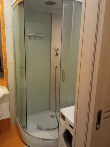 Установлена современная душевая конструкция с гидромассажем, подключены водопроводные коммуникации, герметично закреплены панели, отрегулированы двери, проверена функциональность системы.