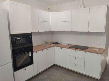 Установлены шкафы, закреплены фасады, смонтирована столешница, врезана мойка, подключена плита, установлены розетки. Завершена сборка кухонного гарнитура, проведены все необходимые работы.