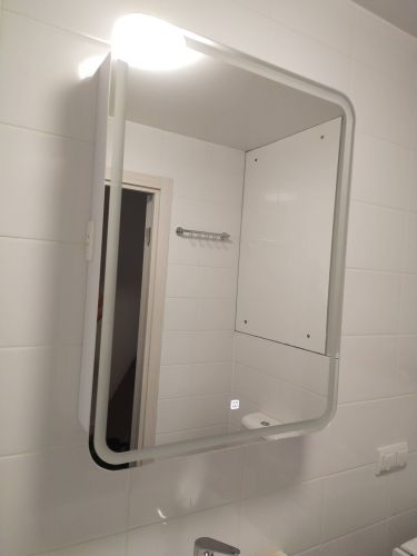 Установлен зеркальный шкаф: закреплены крепления, выровнена конструкция, проверена устойчивость, подключена подсветка, проведена финальная проверка функциональности.