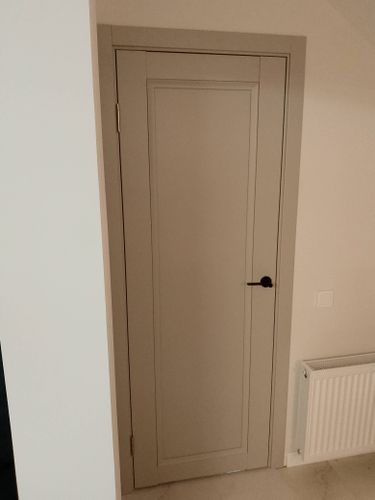 Установлена новая деревянная створка, закреплены петли, врезан замок, отрегулирована фурнитура, выполнена подгонка по проему, обеспечена плавная работа, проверена надежность конструкции.