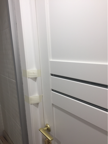 Установлены дополнительные элементы на дверной проем, обеспечивающие завершенность и эстетичность конструкции. Все детали аккуратно подогнаны и закреплены, создавая гармоничный вид.