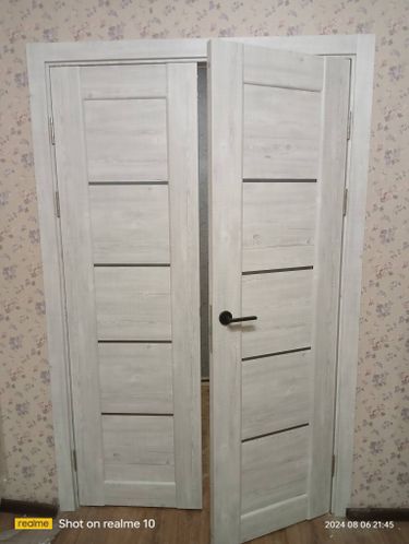 Установлены двустворчатые двери: закреплены петли, вставлены ручки, отрегулированы створки, проверена плавность открывания и закрывания, обеспечена надежная фиксация в проеме.