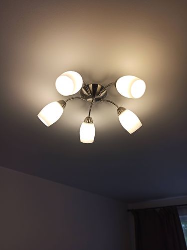 Установлено осветительное устройство на натяжной потолок, выполнено подключение к электросети, обеспечена надежная фиксация, проверена работоспособность, завершены все монтажные действия.