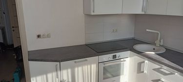 На кухне установлена новая столешница из ДСП. Проведены работы по точной подгонке, закреплению, вырезу под мойку и варочную панель. Все элементы аккуратно соединены, обеспечена герметичность.