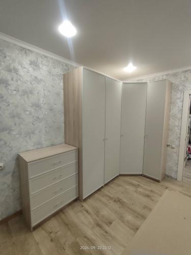 Удаление электрического устройства, отключение проводов, снятие корпуса, изоляция контактов, проверка безопасности, восстановление поверхности стены, уборка рабочего места.