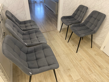 Собраны четыре серых стула с мягкими сиденьями и черными ножками. Все элементы аккуратно соединены, конструкция устойчивая и готова к использованию.