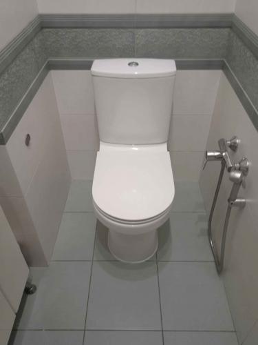 Установлен новый напольный унитаз, подключены все коммуникации, проверена герметичность соединений, закреплено сиденье, проведена окончательная проверка работоспособности.