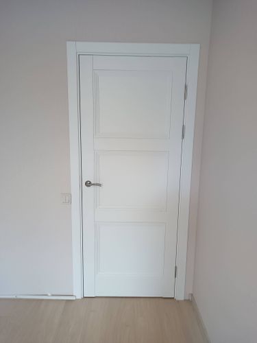 Установлен замок в дверь: выполнено сверление отверстий, монтаж механизма, закрепление ручки, проверка функционирования, аккуратная подгонка деталей, обеспечена надежная фиксация.