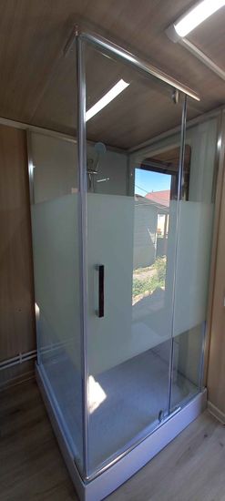 Установлена современная душевая конструкция с гидромассажными функциями. Проведены работы по монтажу, подключению водоснабжения и герметизации. Проверена функциональность системы.