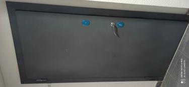 Установлена металлическая дверь, закреплены петли, вмонтирован замок, ручка на месте, проверена герметичность, выровнена по уровню, зазоры устранены, откосы обработаны.