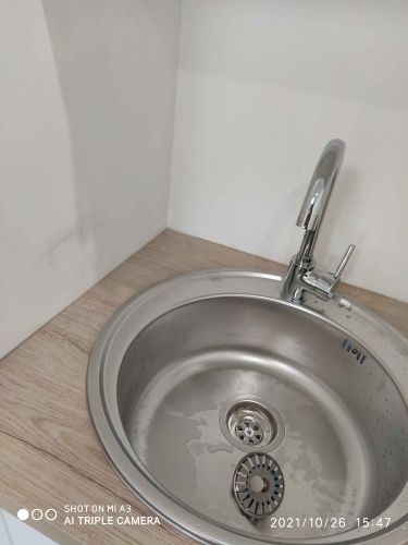 Установлены шкафы, закреплена столешница, врезана мойка, подключен смеситель. Все элементы выровнены, обеспечена герметичность соединений, завершена сборка и монтаж кухонного гарнитура.