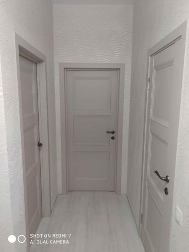 Установлен запорный механизм в деревянную створку. Выполнены точные вырезы, произведён монтаж ручки и защёлки. Проверена функциональность и плавность работы.