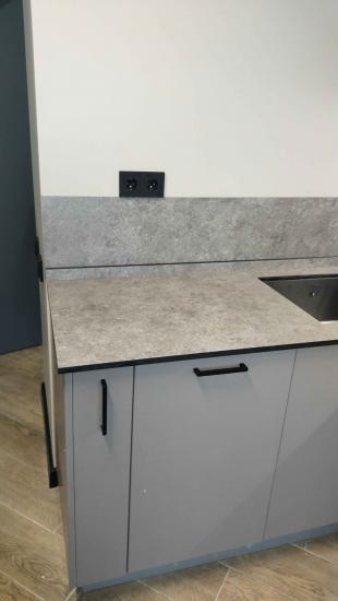 Установлены шкафы, закреплены фасады, монтирована столешница, врезана мойка, подключены коммуникации, установлены розетки, выполнена отделка стен, проверена функциональность всех элементов.