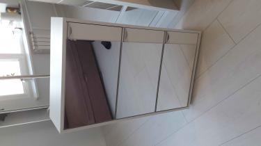 Собрана мебель с тремя выдвижными секциями, установлены направляющие, закреплены ручки, проверена плавность хода ящиков. Все элементы точно подогнаны и надежно зафиксированы.