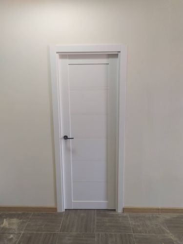 Установлена новая створка, закреплены петли, врезан замок, смонтирована ручка, выровнена коробка, зафиксированы наличники, проверена плавность открывания и закрывания.