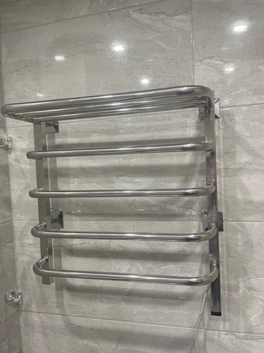 Устройство закреплено на стене, подключено к электросети, проверено функционирование. Все элементы надежно зафиксированы, обеспечена безопасность и эстетичный вид.