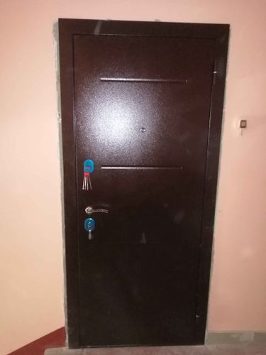 Установлена новая металлическая дверь, отрегулированы петли, заменены замки, обновлена отделка, улучшена изоляция, проверена функциональность, устранены дефекты, обеспечена надежность и безопасность.