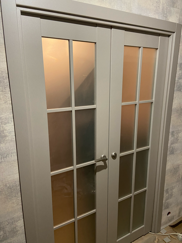 Установлены двустворчатые двери, закреплены петли, врезаны ручки, отрегулированы створки, проверена плавность хода, произведена отделка наличниками, завершена проверка функционирования.