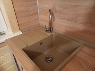 Обновлены кухонные панели: аккуратная подгонка, точные вырезы, установка новой мойки. Поверхности идеально сочетаются, создавая гармоничный и современный вид.