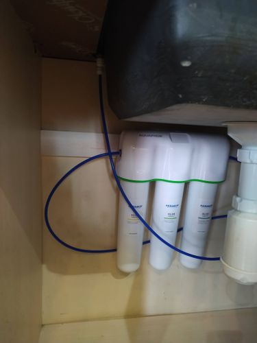 Установка проточного фильтра под мойку