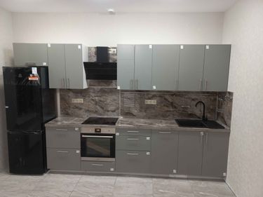 Установлены шкафы, закреплена столешница, подключена техника, смонтирована мойка, установлены ручки, навесные элементы. Завершена отделка фартука. Все элементы выровнены и закреплены.