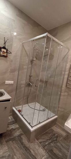 Установлена современная конструкция с прозрачными стенками, герметично закреплена, подключены водопровод и электричество, проверена работа гидромассажных форсунок, завершена отделка.