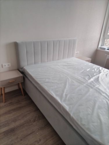 Собрана прикроватная тумба с ящиками: установлены направляющие, закреплены ручки, выровнены ножки, проверена плавность выдвижения. Готовая мебель устойчива и функциональна.