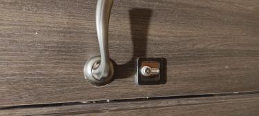 Установлен новый замок в дверное полотно. Выполнено сверление, монтаж механизма, закрепление ручки. Все элементы аккуратно подогнаны, обеспечена плавная работа.