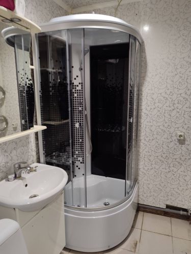 Установлена новая душевая кабина: закреплены стенки, подсоединены коммуникации, проверена герметичность, смонтированы двери, подключены смеситель и лейка, проведена проверка функциональности.