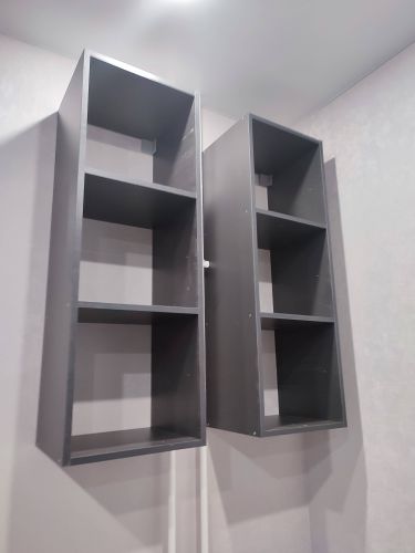 Установлены два настенных шкафа, выровнены по уровню, надежно закреплены на крепежи. Стильный и функциональный элемент интерьера завершен.