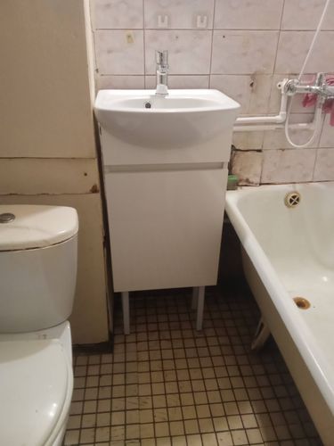 Установлен новый кран на раковину в ванной комнате. Проведены работы по демонтажу старого оборудования и подключению нового устройства к водопроводной системе.