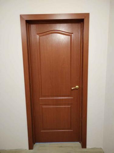 На деревянной двери выполнена установка замка: вырезано отверстие, закреплён механизм, установлена ручка. Всё аккуратно подогнано, обеспечена плавная работа без зазоров.