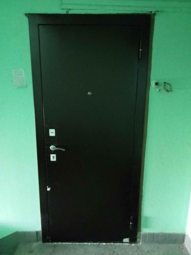 Изготовлена и установлена новая облицовка из МДФ на металлическую дверь, обеспечивающая улучшенную звукоизоляцию и эстетичный внешний вид. Завершены все отделочные работы.