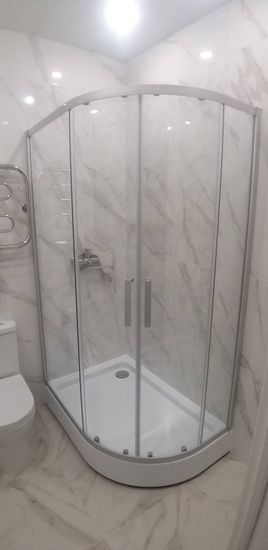 Установлена стеклянная конструкция с дверцами и поддоном. Закреплены профили, герметизация швов выполнена. Подключены водопроводные элементы, проверена герметичность соединений.