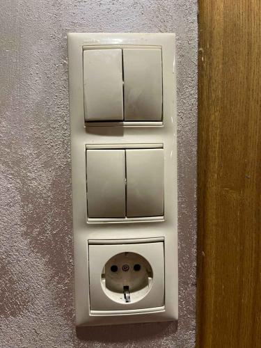 Установлено новое устройство для управления освещением. Обновлена панель, заменены элементы, проверена работоспособность. Все компоненты закреплены, обеспечена безопасность и надежность.